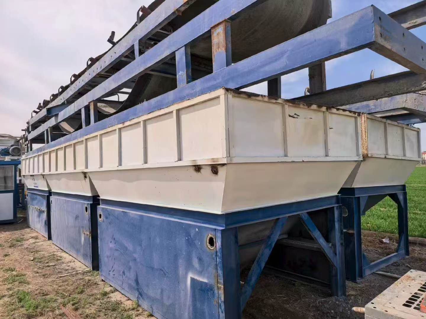 Actual aggregate bins of used Beifang Lutong 800 stabilized soil mixing plant