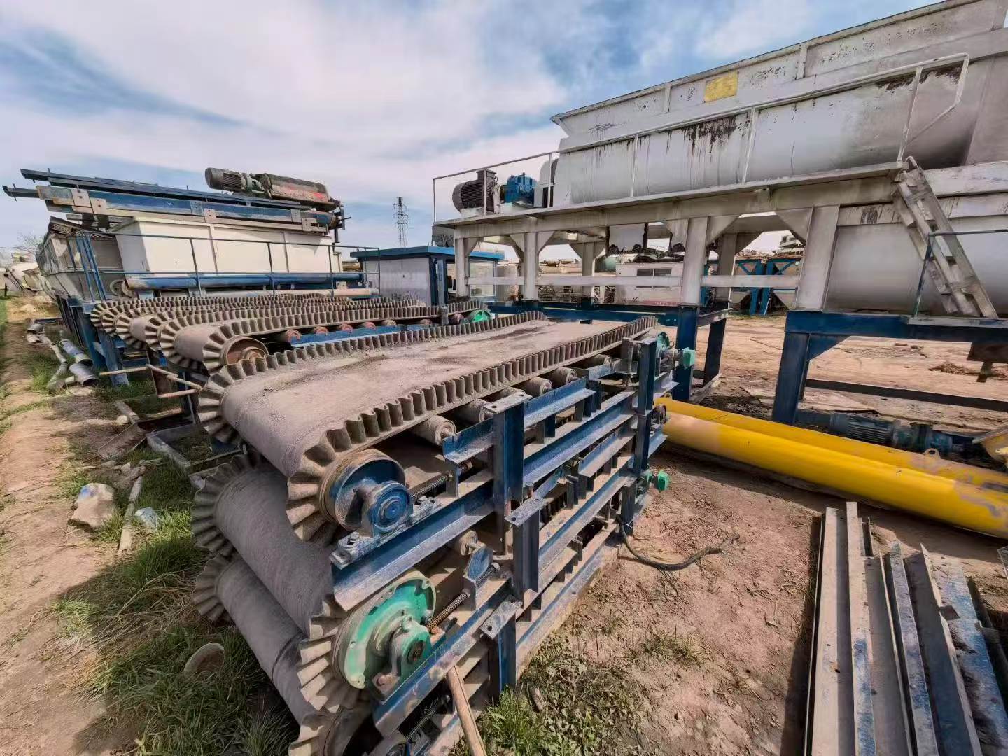 Actual conveyors and mixer of used Beifang Lutong 800 plant