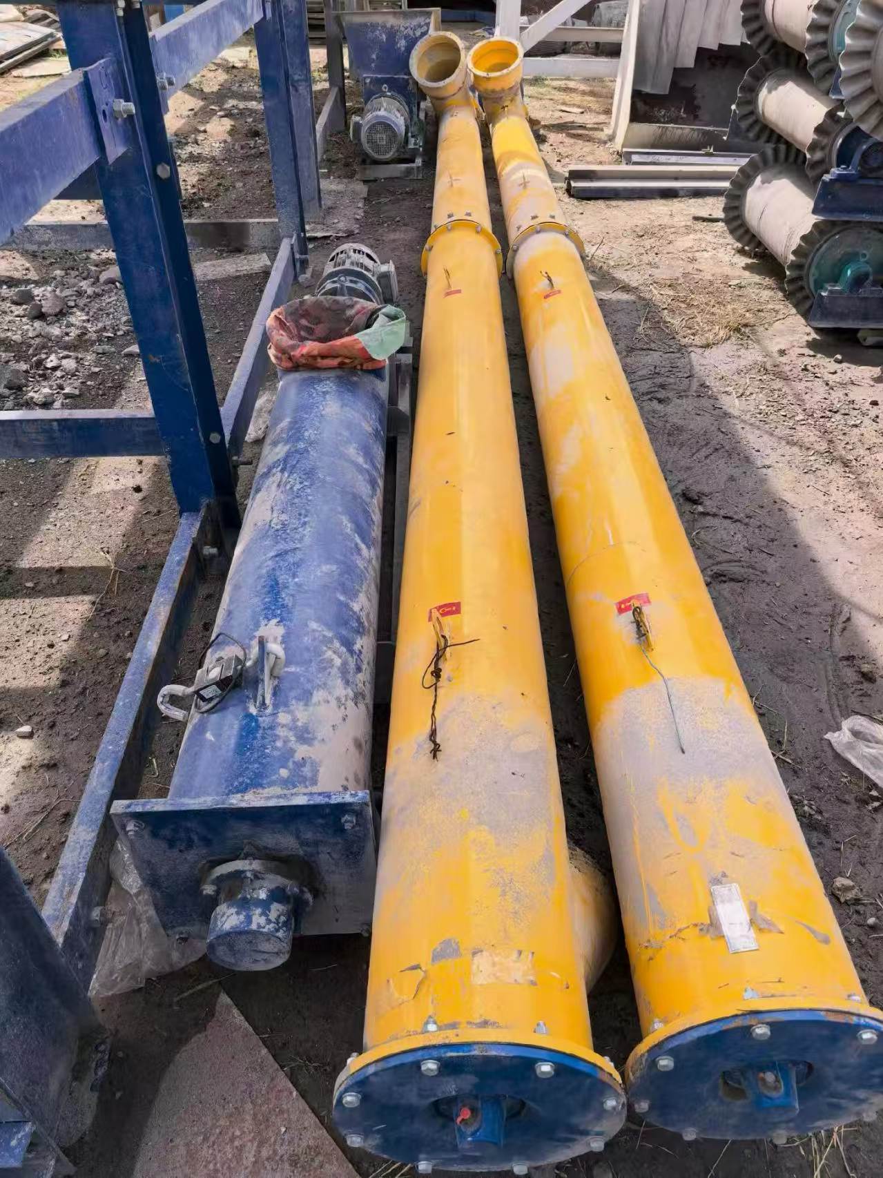 Actual screw conveyors photographed with the Beifang Lutong 800 equipment