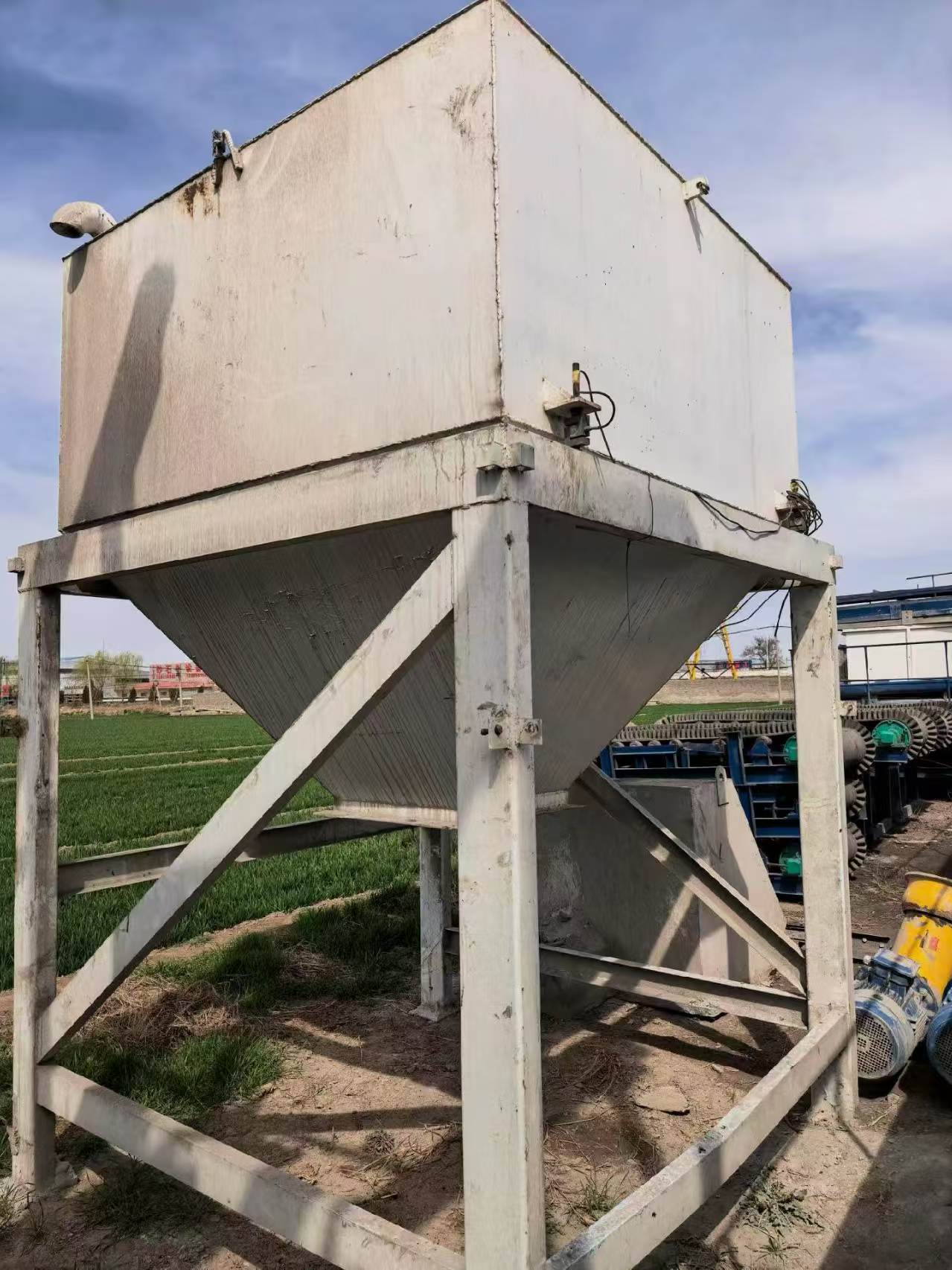 Actual hopper photographed with the Beifang Lutong 800 equipment