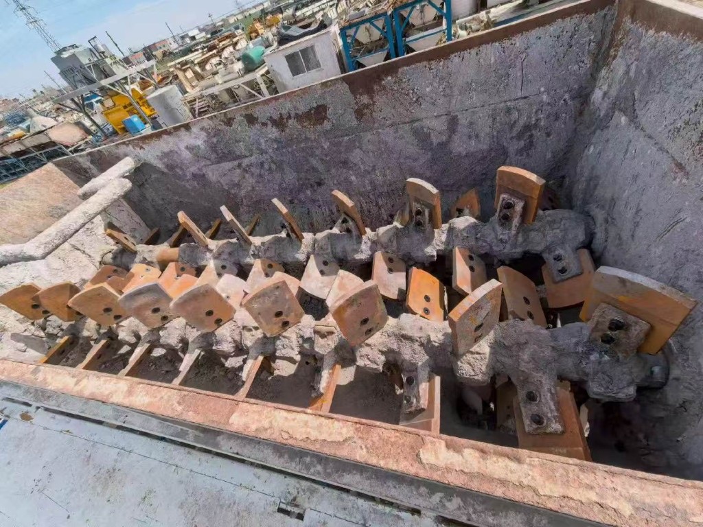 Actual mixer interior paddles and lining of the Beifang Lutong 800 plant for sale